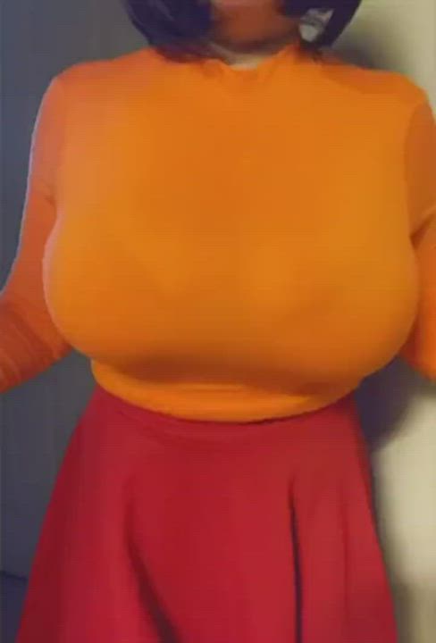 Velma showing off her goods (Cosplayer unknown) [Scooby-Doo]