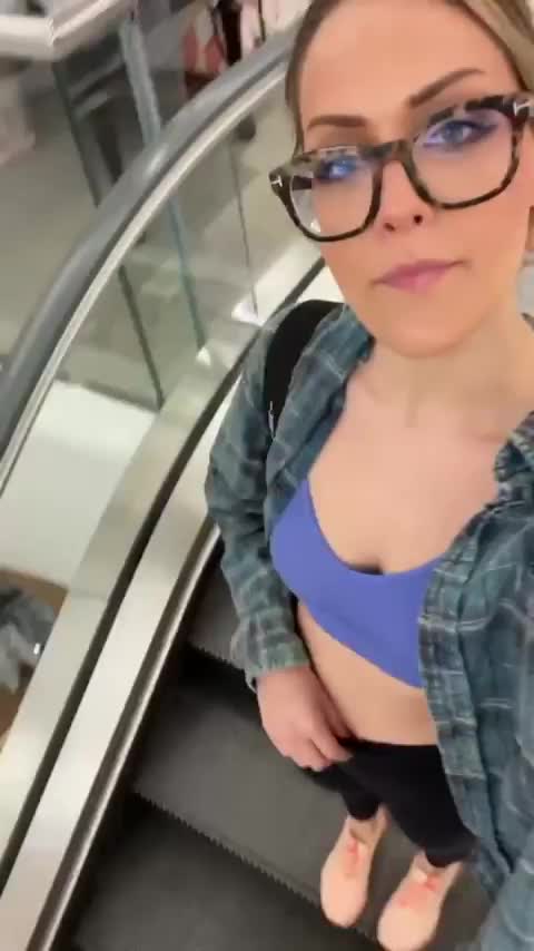 This escalator is going down but I bet your dick is going up 😜 [GIF]