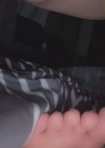 My wife’s sleeping toes 😍🤤 : video clip