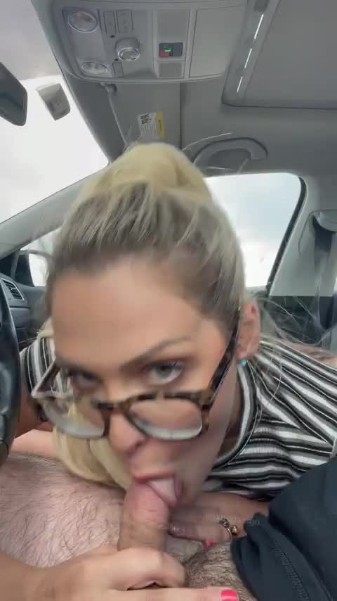 My coworkers literally fight over who’s going to drive me home from work.. they love how I say “thank you” 😋 [GIF] : video clip
