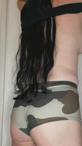 Long hair and a perky butt is a good combo