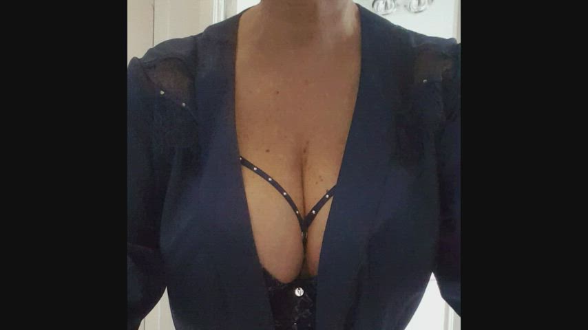 Love wearing bra's that show of my cleavage 😉 xx 57yo (f) (OC) 🇦🇺 : video clip