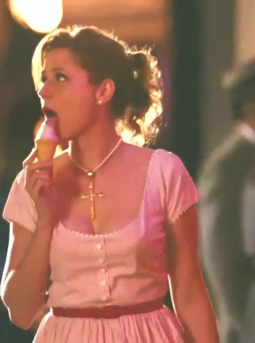 Jenna Fischer eating ice cream