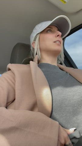 Eyes on the road 👀[gif]