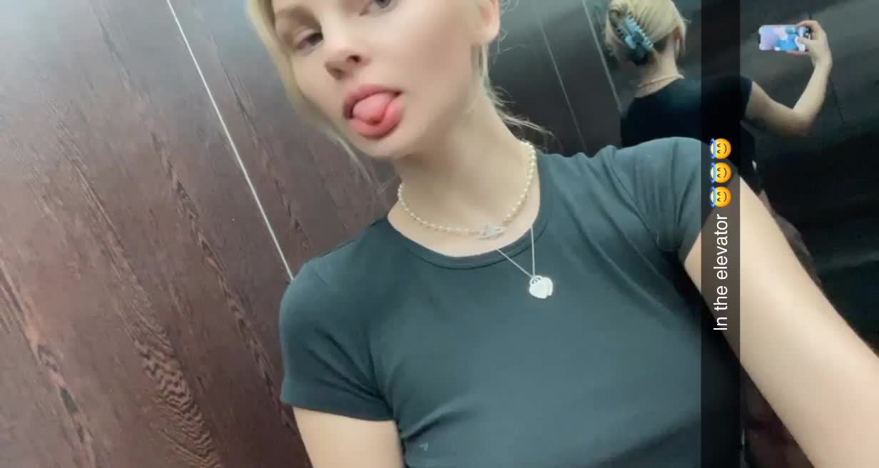 Flashing in the elevator is fun… next I need to fuck someone in there 😇