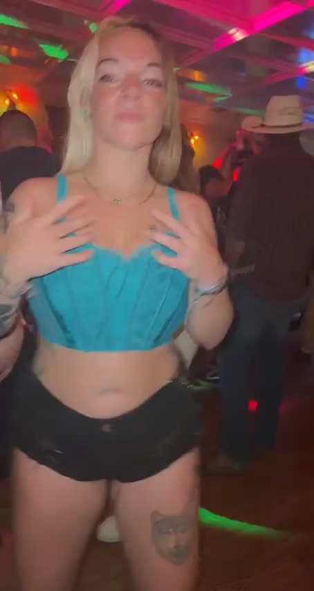 Having a little too much fun in the dance floor [GIF] : video clip