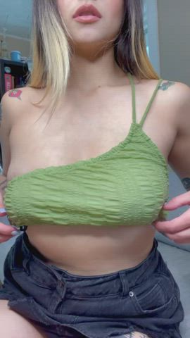 You’re never gonna find me wearing a bra! Like seriously, ever! : video clip