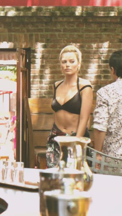 Margot Robbie deserves to be gangfucked