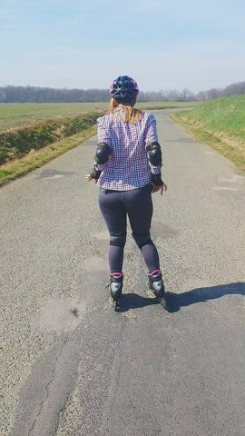I wonder what the driver thought when he saw a girl on roller skates with a bare ass. [GIF] : video clip
