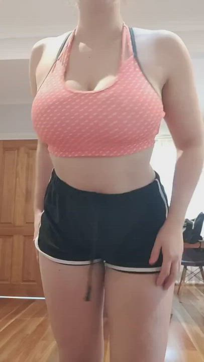 its hard to work out with these big tits bouncing about! 😉