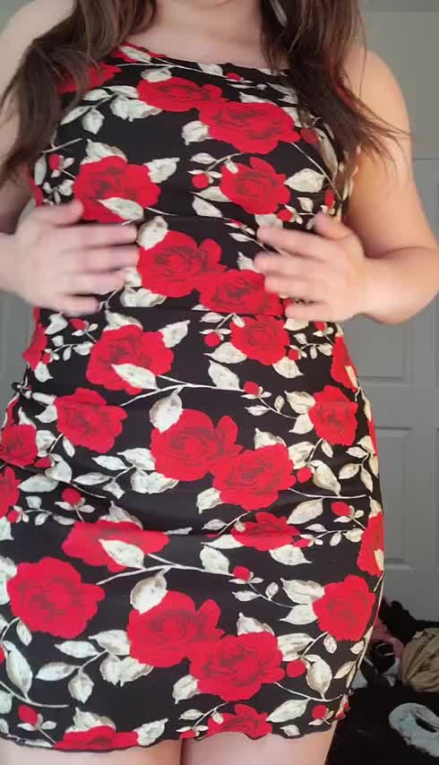 Are you into curvy girls that love floral prints?