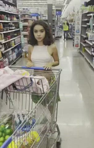 Girl flashes in the grocery store [GIF] : video clip