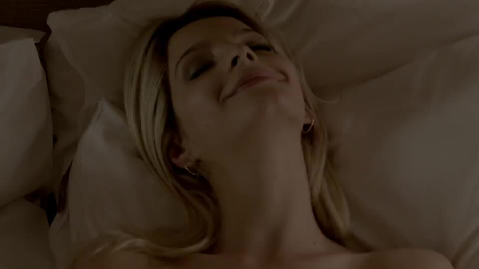 Michelle Batista beautiful tits - in HBO Brazil series O Negócio (2013)