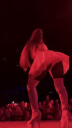 Ariana Grande shaking her ass upskirt
